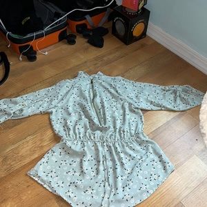 Large Rue 21 zip up long sleeve dressy shirt- light green with white flowers